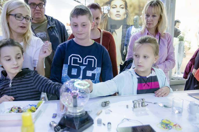 Jéj, svieti! „Áno, máš tam argón,“ vysvetľovala Alexandra Kovalčíková (vľavo) z Ústavu materiálového výskumu SAV v Košiciach budúcej vedkyni pri plazmovej guli.