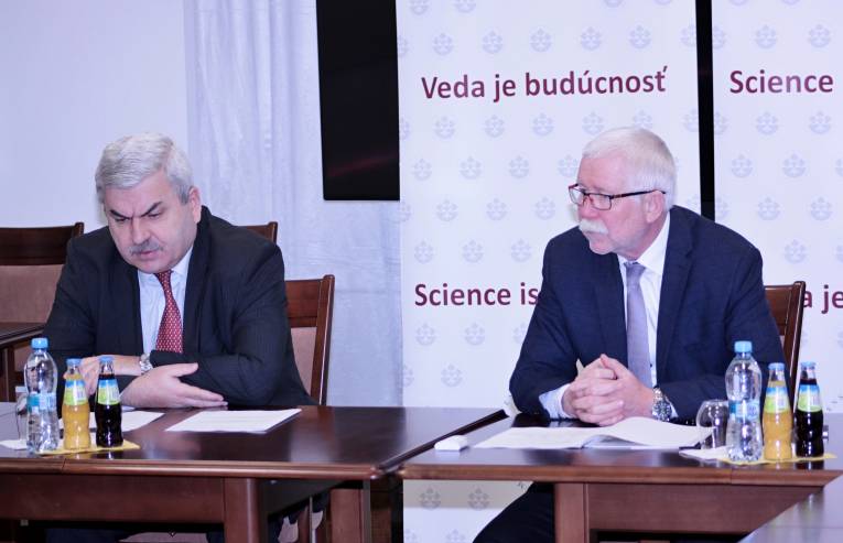 Ukrajinský veľvyslanec Jurij Mushka a predseda SAV Pavol Šajgalík
