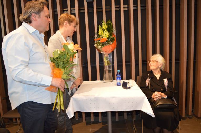 Bývalí kolegovia blahoželajú vzácnej jubilantke Kataríne Vadkerty