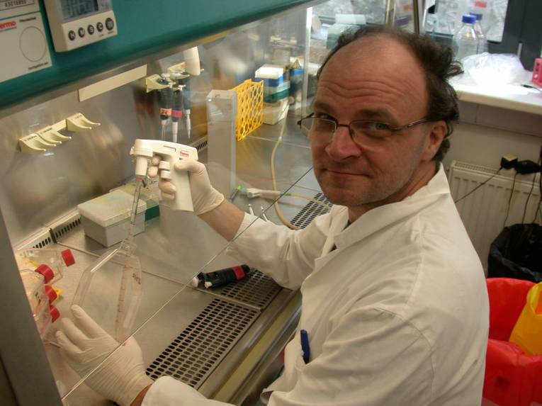 Mgr. Vladimír Leksa, PhD., z Ústavu molekulárnej biológie SAV
