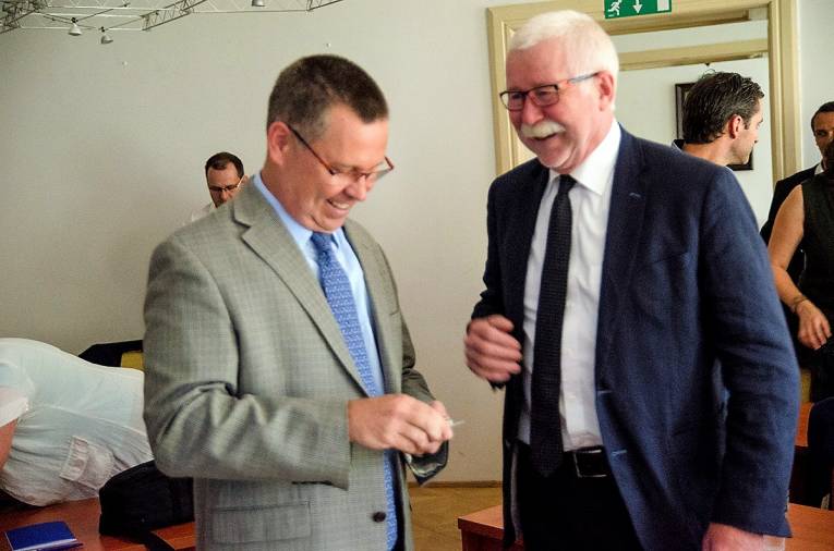 Z perspektívy spoločnej spolupráce majú radosť predseda SAV Pavol Šajgalík a viceprezident U.S. Steel Košice David Hathaway (vľavo).  