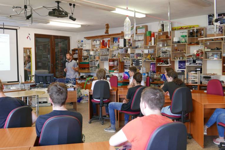 SAV prostredníctvom projektu oživuje žiakom na celom Slovensku vyučovanie a motivuje ich, aby zostali študovať a robiť vedu na Slovensku.