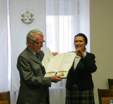Prof. Beloslav Riečan pri preberaní Zlatej medaily SAV v roku 2012 (na snímke spolu s Evou Majkovou, vtedajšou podpredsedníčkou SAV)