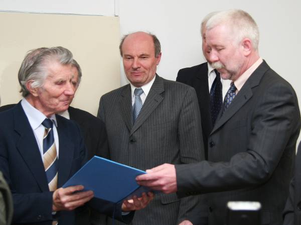 Predseda KVTŽ SSN Ľubomír Lenoch (vľavo) odovzdáva prof. Pavlovi Šajgalíkovi diplom k oceneniu <i>Vedec roka 2006</i>. Uprostred prof. Vladimír Báleš.