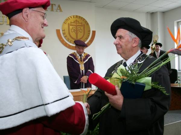 Okamih slávnostného dekorovania - rektor TnUAD dekoruje prof. Štefana Lubyho slávnostnými insigniami.