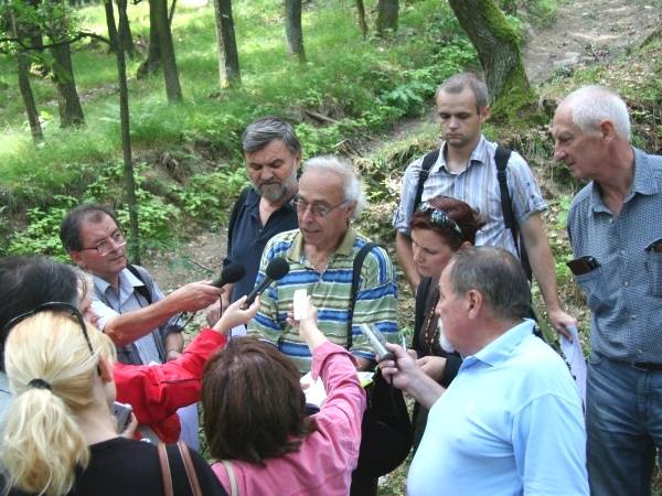 Miesto, ktoré dýcha viac ako tisícročnou slovanskou históriou sa 28. júna 2007 stalo dejiskom improvizovanej tlačovej konferencie v prírode. Uprostred obkolosený audio technikou a novinármi (tými, ktorí vládali zdolať náročný terén) archeológ Karol Pieta. Nad ním (s batohom na pleciach) je mladý archeológ Branislav Kovár.