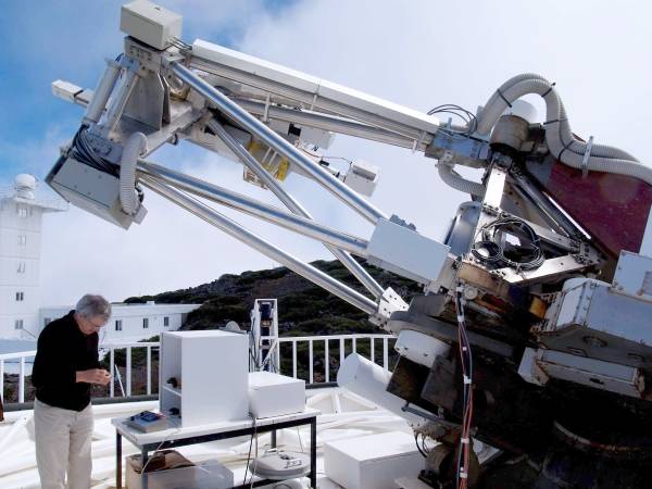 Holandský otvorený ďalekohľad na Európskom severnom observatóriu na ostrove La Palma (Kanárske ostrovy, Španielsko). Pri ďalekohľade jeho hlavný inžinier Dr. R. H. Hammerschlag. 