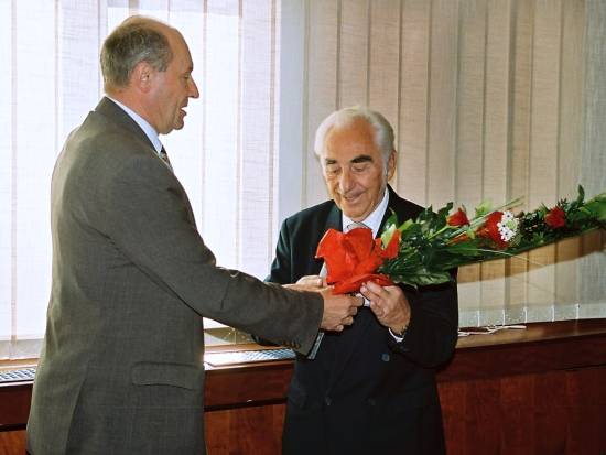Rektor STU prof. Vladimír Báleš (vľavo) blahoželá prof. Baltazárovi Frankovičovi k oceneniu.