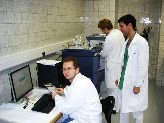 Ing. Ľudovít Škultéty, PhD., Ing. Pavol Vadovič a RNDr. Robert Ihnátko, PhD. (v pozadí) pri analýze biomarkerov baktérií s ESI-MS-TOF.