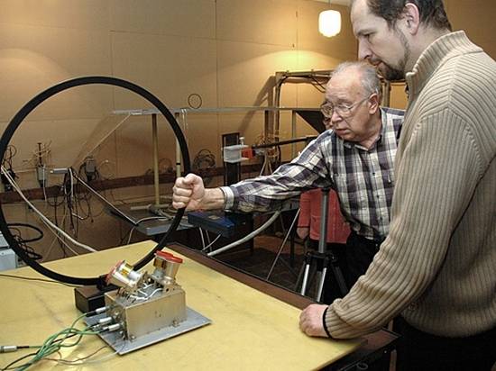 Príprava testov na vlastné vyžarovanie aj citlivosť voči magnetickej zložke poľa (zľava pracovníci IKI  A. M. Borodkin a A. A. Petrukovič).