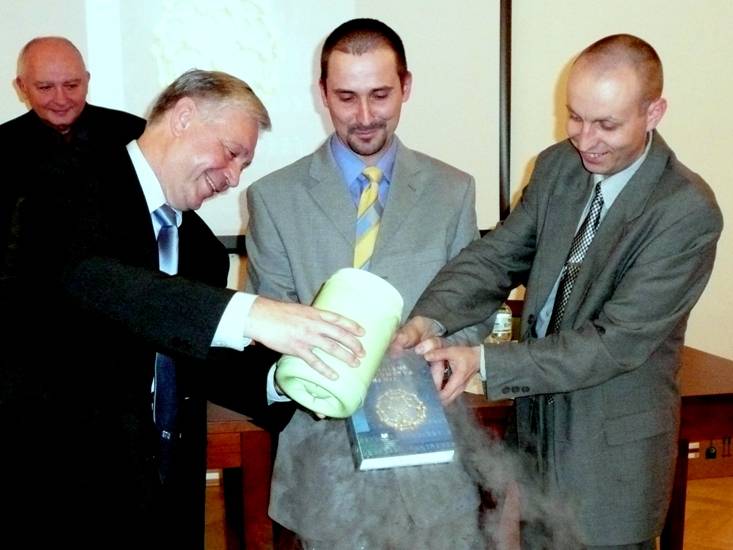 Profesor Dušan Bakoš (vľavo) a editori  Miroslav Tatarko a  Miroslav Balog krstia krstia  tekutým dusíkom.
