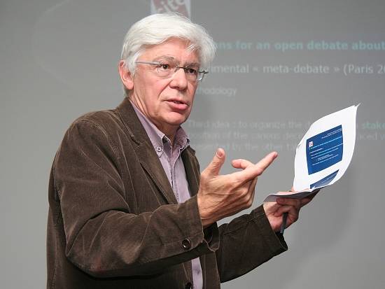 Prof. Roland Schaer počas prednášky...