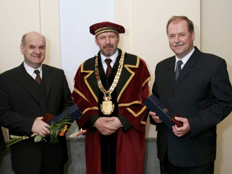 Ocenení vedci zo Slovenskej akadémie vied - Marián Gajdoš (vľavo) a Branislav Peťko (vpravo) s primátorom Košíc Františkom Knapíkom (v strede).