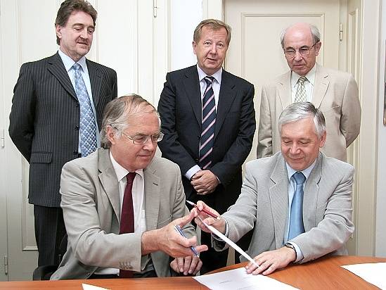 Dohodu o spolupráci podpísali (sediaci zľava) Jozef Rychlý a Dušan Bakoš za účasti (stojaci zľava) Ivana Zahradníka, Stanislava Miertuša a Ivana Chodáka.