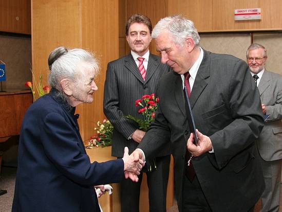 95-ročná prof. Helena Rašková prijíma ako prvá ďakovný list a gratuláciu od predsedu SAV Štefana Lubyho. Uprostred podpredseda SAV Ivan Zahradník, v pozadí prof. Viktor Bauer. 