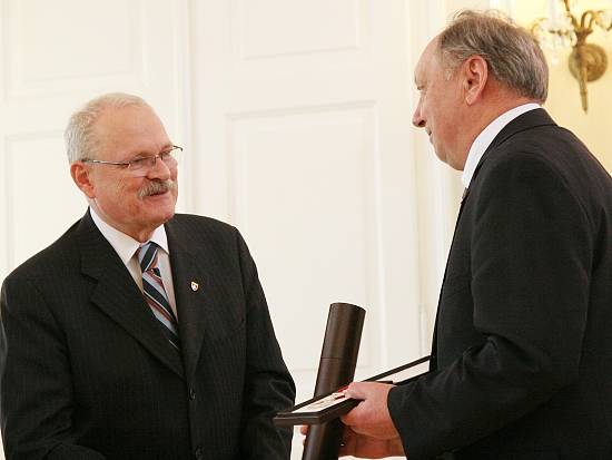 Vojtech Rušin (vpravo) preberá Pribinov kríž II. triedy z rúk prezidenta SR Ivana Gašparoviča.