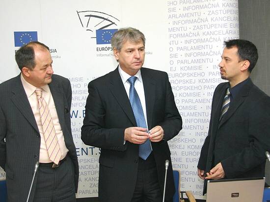 Súčasná energetika je veľmi aktuálna téma, zhodli sa na tom (zľava) doc. Viliam Páleník, Ján Hudacký a Róbert Hajšel.
