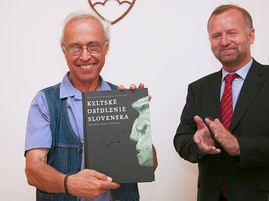 Autor knihy Karol Pieta s novou publikáciu v rukách... Vedľa neho riaditeľ Archeologického ústavu SAV v Nitre Matej Ruttkay.
