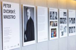 Zväčšiť fotografiu - Výstava Peter Dvorský. Maestro je verejnosti prístupná vo foyeri Opery Slovenského národného divadla do 26. októbra 2026.