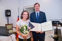 Gabriela Múcsková si prebrala Čestnú plaketu...
