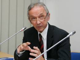 Zväčšiť fotografiu - Diskutuje riaditeľ EÚ SAV prof. Milan Šikula.