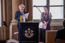 Zväčšiť fotografiu - Prof. Susumu Nagayo pri svojej prednáške v slovenskom jazyku. Do angličtiny prekladala jeho dcéra (vpravo)