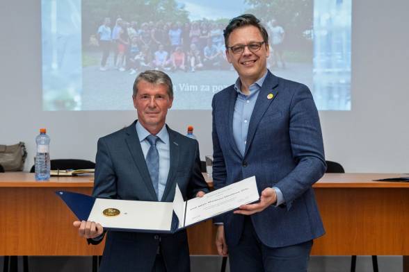 Čestnú plaketu SAV Dionýza Blaškoviča si prevzal parazitológ Marián Várady