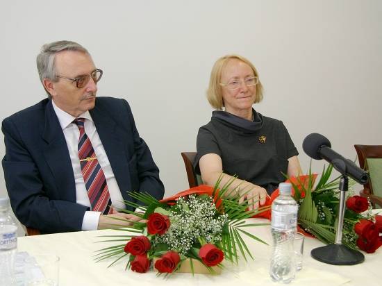Riaditeľ doc. Karol R. Sorby a predsedníčka vedeckej rady Anna Rácová  jubilujúceho Ústavu orientalistiky SAV.