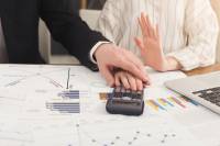 Nulová tolerancia sexuálnemu obťažovaniu na pracovisku – jasné postupy a bezpečné nahlasovanie