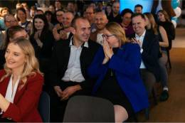 Zväčšiť fotografiu - Reakcia pri vyhlásení výsledkov