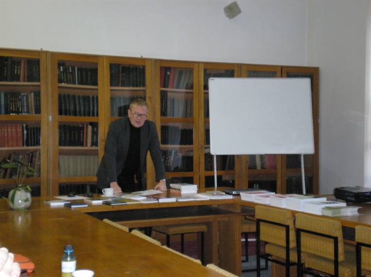 Riaditeľ ÚSvL SAV Prof. Adam Bžoch, CSc., predstavuje publikácie ústavu za rok 2012