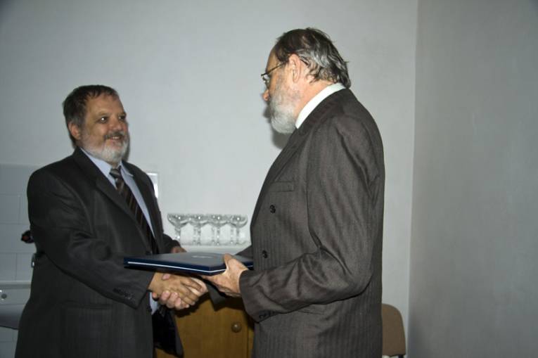 Čestnú plaketu Jána Jessenia prišiel do Košíc odovzdať šesťdesiatnikovi Miroslavovi Gottliebovi podpredseda SAV doc. Albert Breier.