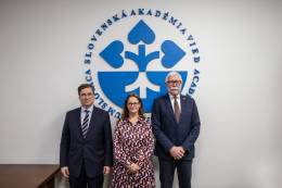 Zväčšiť fotografiu - Predseda SAV prof. Pavol Šajgalík prijal v stredu 9. októbra 2024 na pôde akadémie veľvyslanca Brazílskej federatívnej republiky J. E. Gabriela Boffa Moreiru