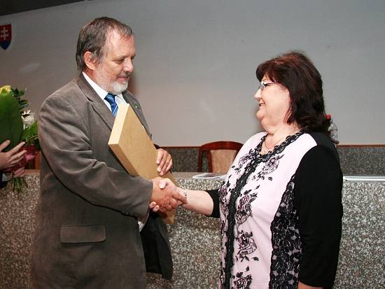 Doc. Albert Breier odovzdáva Medailu SAV za podporu vedy doc. Anne Preťovej.