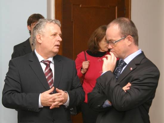 Prvý tajomník Veľvyslanectva Nórskeho kráľovstva Torgal Ståhl a  predseda SAV prof. Jaromír Pastorek.