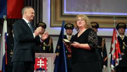 Zväčšiť fotografiu - Mária Omastová si preberá od prezidenta A. Kisku Pribinov kríž I. triedy.