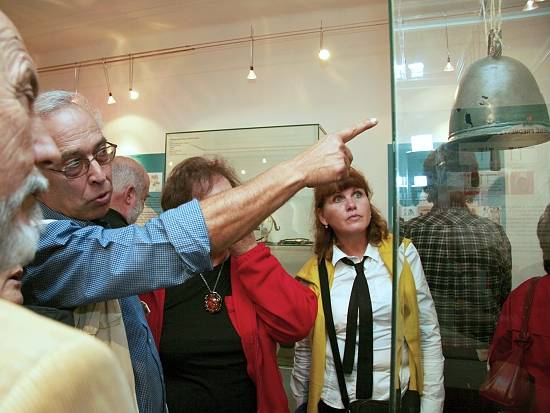 Archeológ Karol Pieta vysvetľuje účasníkom výjazdu súvislosti nálezu bronzového zvona v Bojnej.
