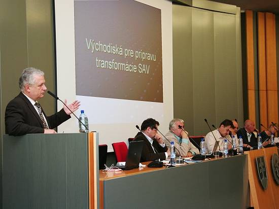 Pohľad na predsednícky stôl počas vystúpenia prof. Jaromíra Pastoreka.