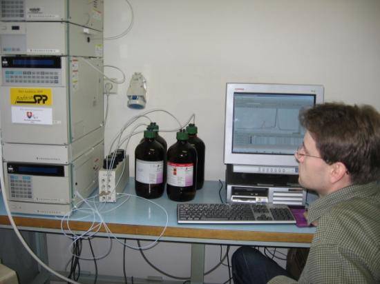 Prístroj Wawe System na detekciu zmien DNA v laboratóriu genetiky nádorových ochorení ÚEO SAV, ktorý bol zakúpený vďaka iniciatívam Nadácie Výskum rakoviny.  Na obrázku  mladý vedecký pracovník Mgr. Michal Kováč, PhD.