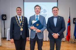 Zväčšiť fotografiu - Ocenenie špičkových publikácií SAV za rok 2025