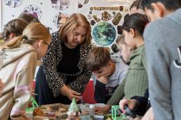 Ústav geotechniky SAV, v. v. i., predstavil žiakom tretích a štvrtých ročníkov základných škôl rozmanité druhy minerálov, hornín a rúd tvoriacich nerastné bohatstvo Slovenska. 