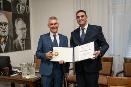 Zväčšiť fotografiu - Dr. Kormanec preberá vyznamenanie z rúk podpredsedu SAV dr. Martina Venharta