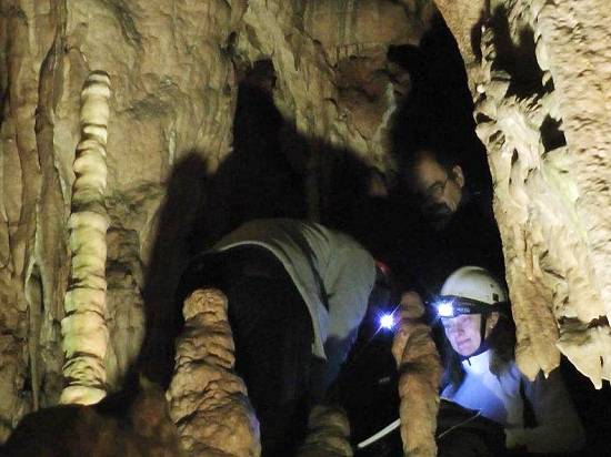 Kolegovia pripravujú meranie vlastných kmitov stalagmitu.