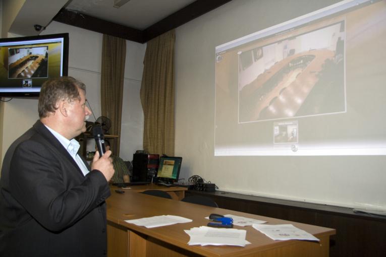  Videospojenie funguje! Doc. Branislav Peťko je spokojný s premiérovým prepojením Parazitologického ústavu SAV v Košiciach s Úradom SAV v Bratislave.  