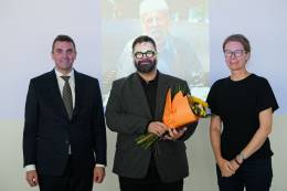 Zväčšiť fotografiu - Za Mojmíra Benžu prebral ocenenie syn Matúš