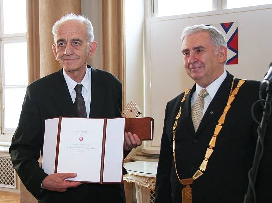 Dr. Géza Konczos (vľavo) krátko po prevzatí Medzinárodnej ceny SAV 2008 z rúk prof. Štefana Lubyho.