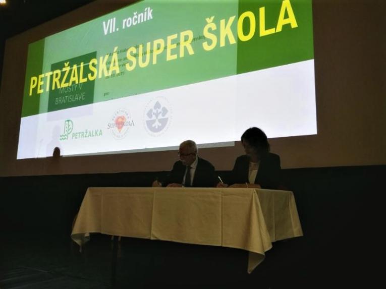 Memorandum o spolupráci podpísali prvá zástupkyňa starostu mestskej časti Bratislava – Petržalka Ing. Lýdia Ovečková a predseda SAV prof. RNDr. Pavol Šajgalík, DrSc.