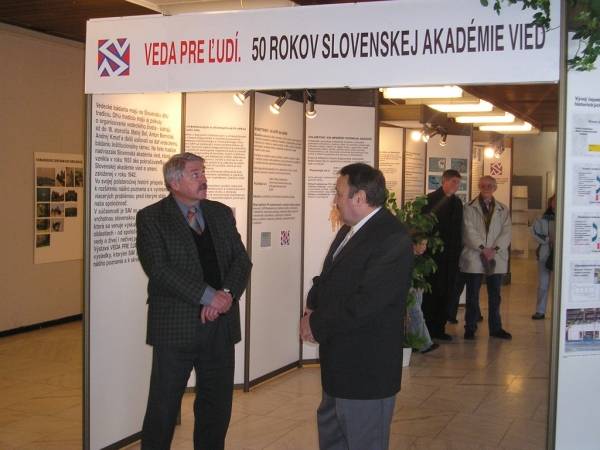 Vedecký sekretár SAV Dr. Dušan Kováč a riaditeľ Múzea SNP Dr. Ján Stanislav na otvorení výstavy
