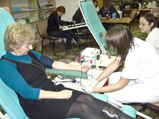 Komfort darovať krv na pracovisku začala využívať aj riaditeľka Neurobiologického ústavu SAV Nadežda Lukáčová. 