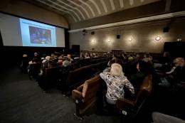 Prof. Ján Dusza pri pre preberaní ocenenia ESET Awards, ktoré mu odovzdal nositeľ Nobelovej ceny Kip Thorne